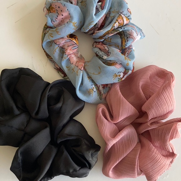 C&C California Accessories - C&C California Scrunchies black dusty rose and blue floral set of 3 NEW